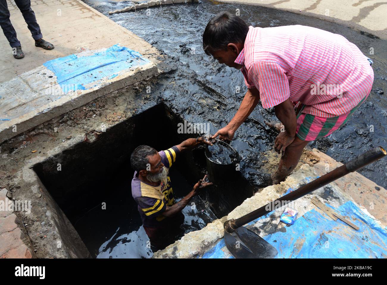 Bangladeshi sewer cleaner cleans road manholes in Dhaka, Bangladesh, on November 04, 2019. Sewer cleaners earn 6 to 10 US dollar a day as they doing risky, worst job in Dhaka. Increase the number of deaths of manhole sewer workers every year, because they don't have proper safety equipment for regularly work in the manholes. (Photo by Mamunur Rashid/NurPhoto) Stock Photo