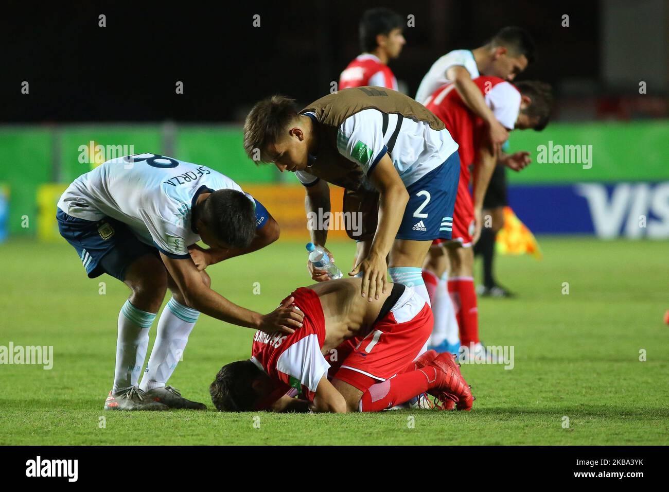 Brazil v argentina tackle hi-res stock photography and images - Alamy Brazil v argentina tackle hi-res stock photography and images - Alamy