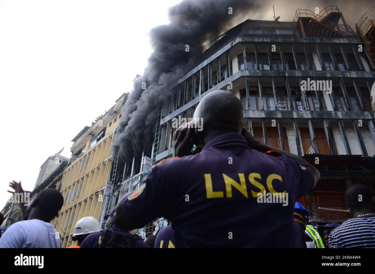 Balogun market fire outbreak Huge blazing fire breaks out at a busy shopping hub in the central business district of Lagos, Nigeria. A fire guts a seven-storey building destroying warehouses and stores stocked with fabrics and shoes,well-stocked shops, at the busy Balogun Market in Lagos, Nigeria on November 5, 2019, in Lagos Nigeria's economic capital was gutted by fire early in the day destroying goods mostly fabrics, shoes and valuables stocked ahead of Christmas shopping. (Photo by Olukayode Jaiyeola/NurPhoto) Stock Photo