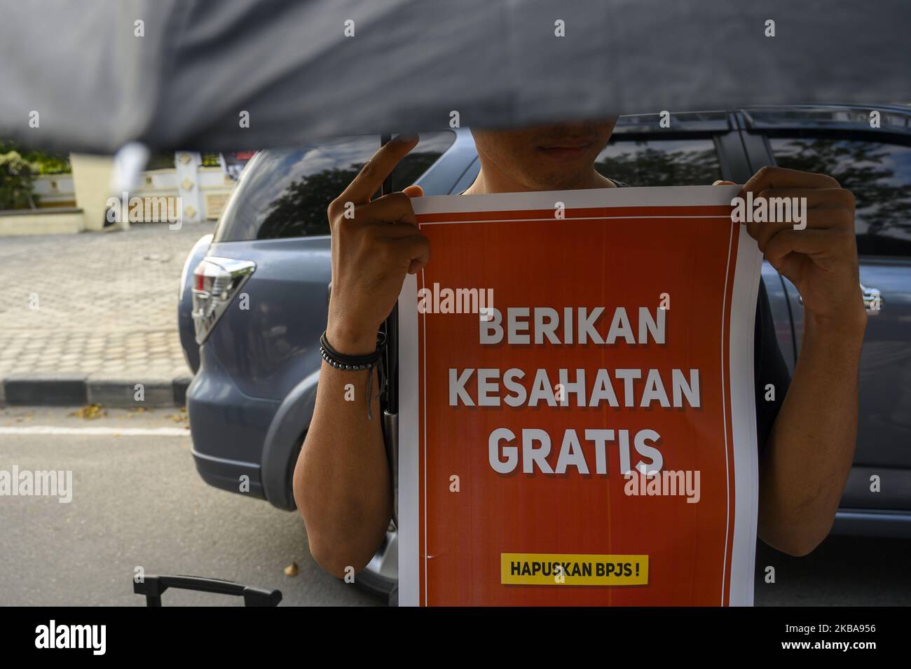 Humanitarian activists bring pamphlets to the Kamisan Action in front of the Central Sulawesi House of Representatives Office in Palu, Central Sulawesi, Indonesia on November 7, 2019. The 16th Kamisan Action this time carries the theme of health and demands to the government so that the state can attend to any public health issues and reject the increase in health insurance contributions managed by the state because they are considered burdening the people. (Photo by Basri Marzuki/NurPhoto) Stock Photo