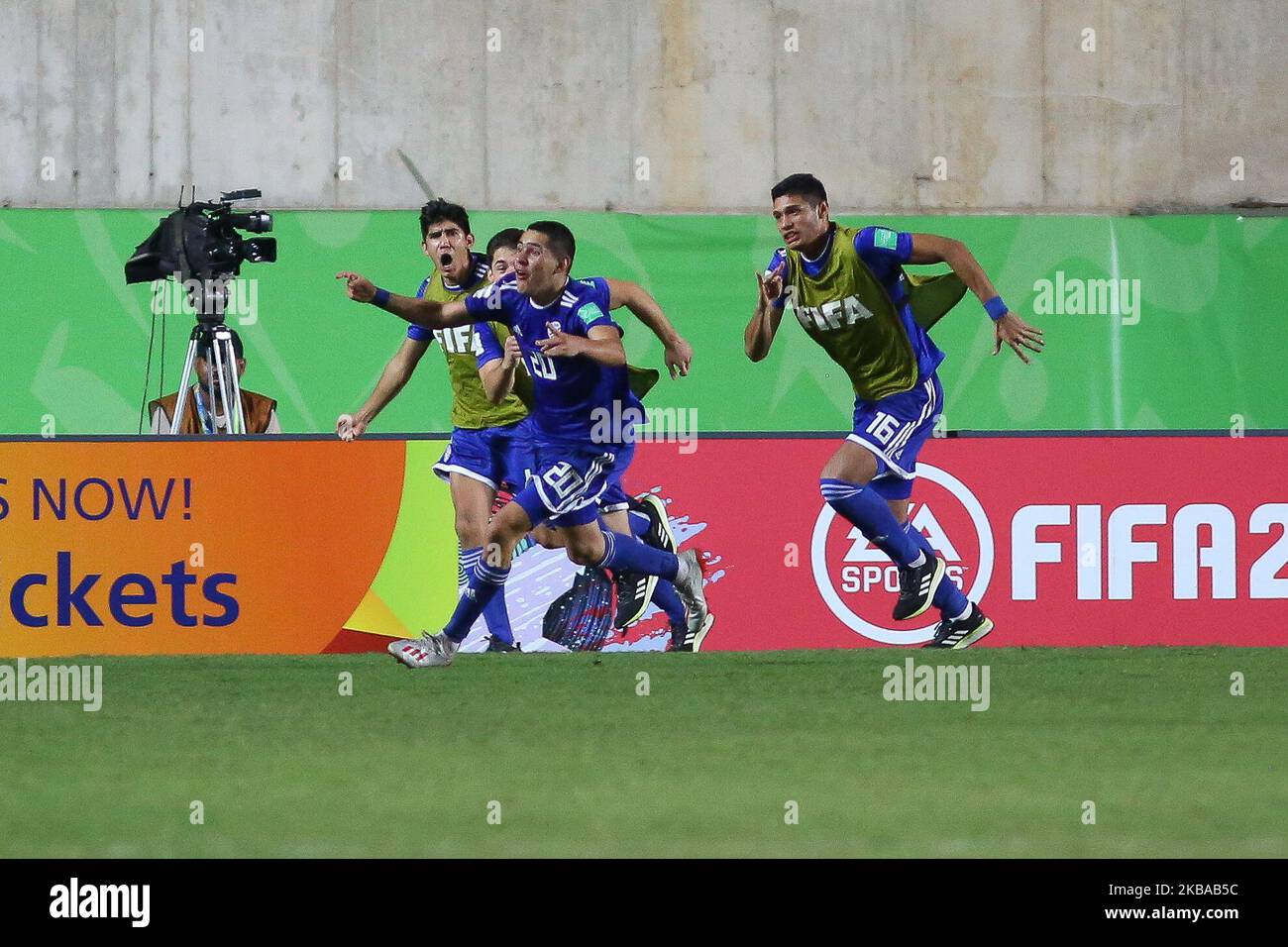 Players of Paraguay celebrate the victory during the FIFA U-17 World Cup Brazil 2019 round of 16 match between Paraguay and Argentina at Estadio Kleber Andrade on November 07, 2019 in Vitoria, Brazil. (Photo by Gilson Borba/NurPhoto) Stock Photo