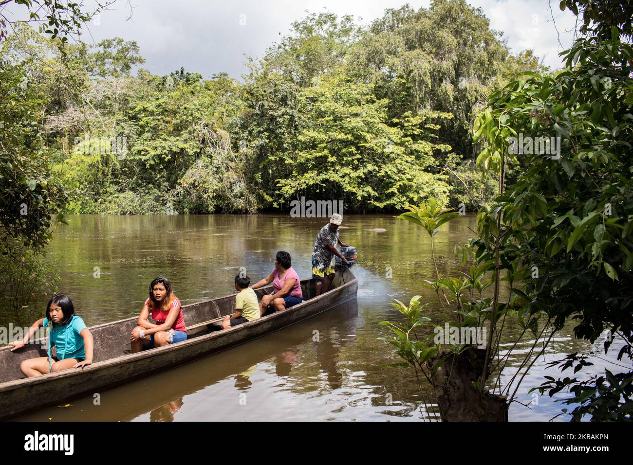 Maripasoula, France, June 30, 2019. The faithful leave Sunday Mass in a canoe to reach their villages. The Wayana people, one of the six indigenous Amerindian peoples living in French Guiana. (Photo by Emeric Fohlen/NurPhoto) Stock Photo