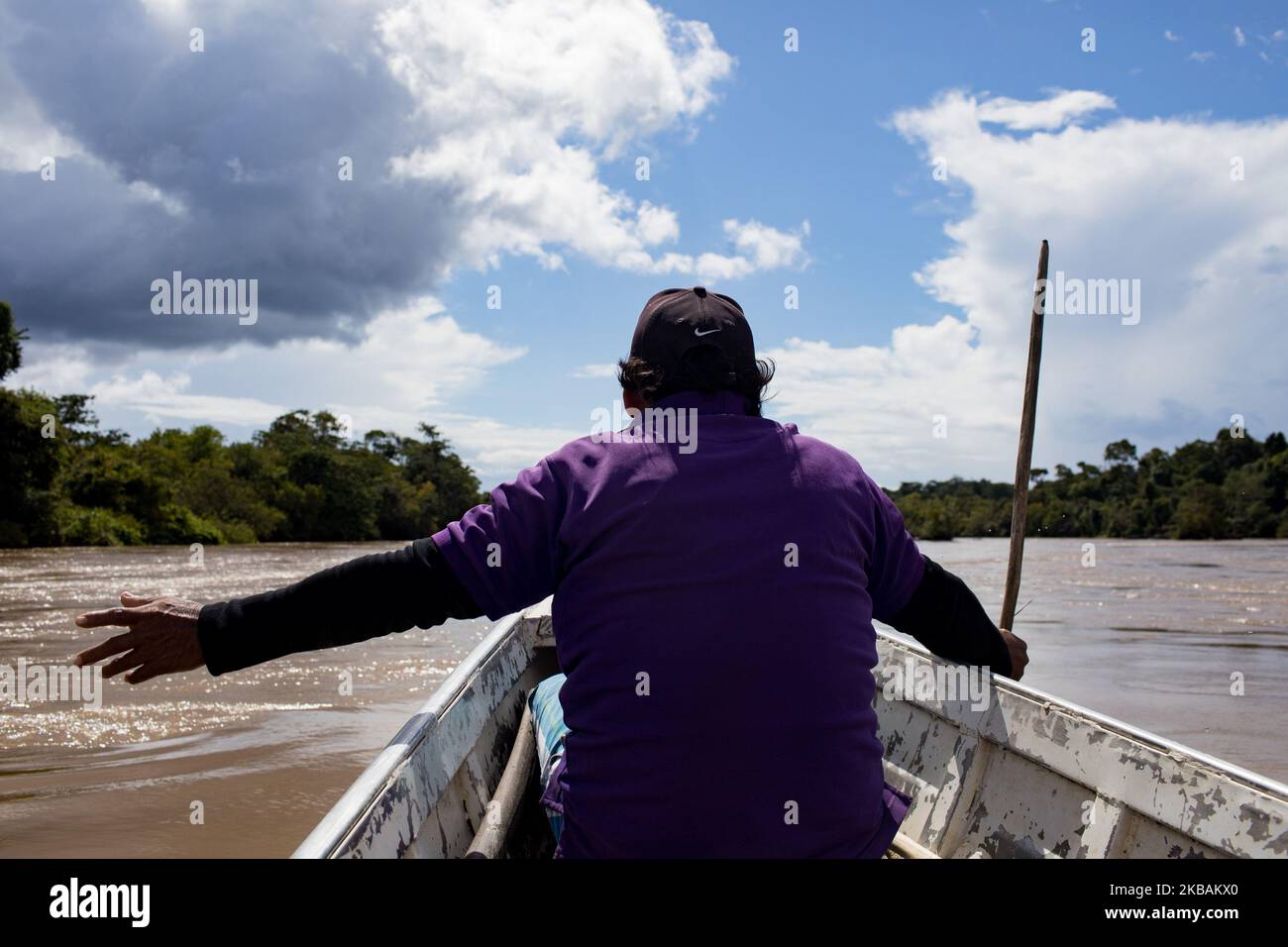 Grand-Santi, France, July 3, 2019. A Wayana Amerindian pirogue boatman sails the waters of Upper Maroni not far from the village of Grand-Santi. (Photo by Emeric Fohlen/NurPhoto) Stock Photo