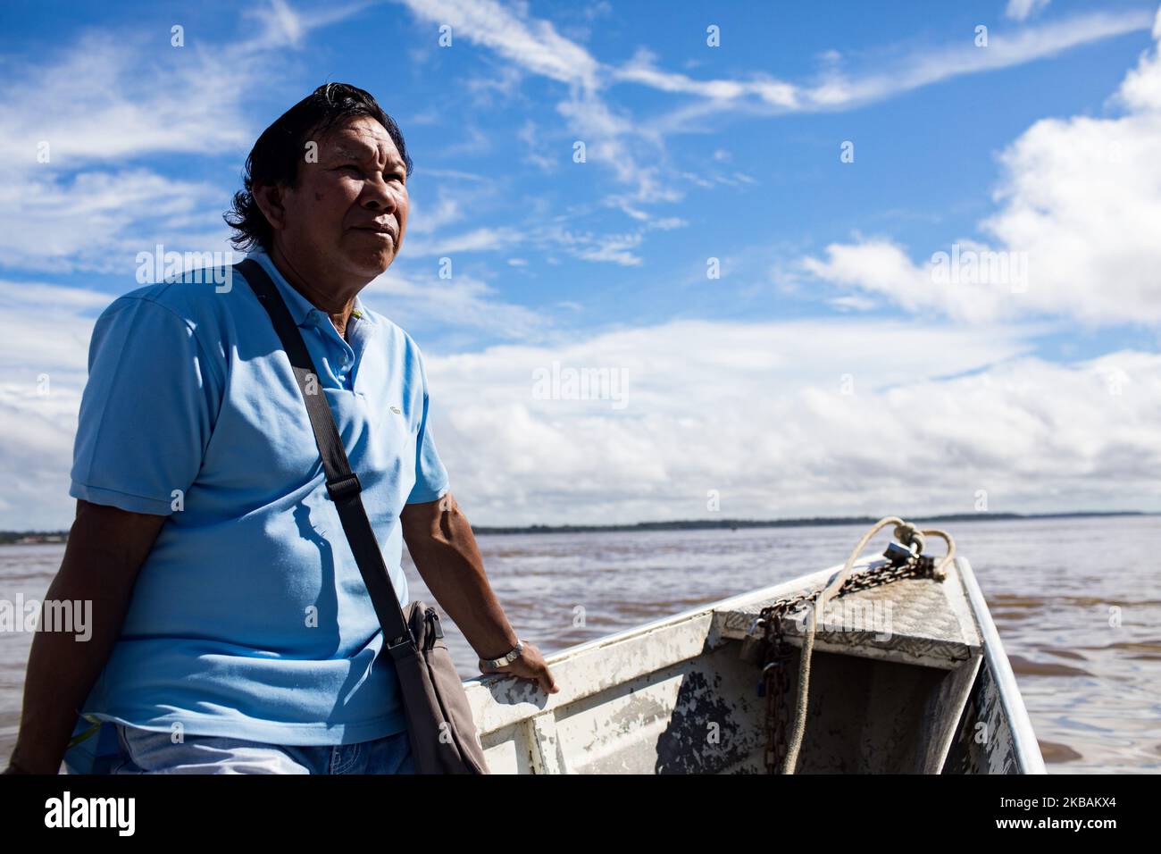 Grand-Santi, France, July 3, 2019. A Wayana Ameridian pirogue boatman sails the waters of the upper Maroni not far from the village of Grand-Santi. Boatmen know the river and its dangers by heart. (Photo by Emeric Fohlen/NurPhoto) Stock Photo