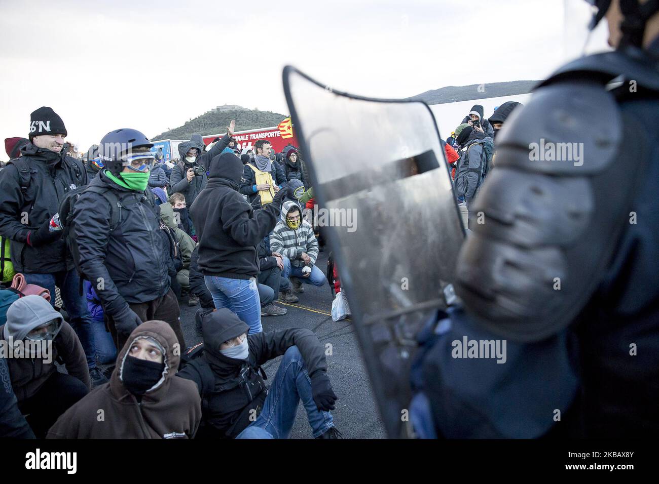 Catalan independent activists summoned by TsunamiD (Democratic Tsunami) block with cars and barricades, the border point between Spain and France of La Jonquera and Le Pertús with final clashes with the French Gendarmerie, the Catalan Mossos d'Esquadra and the Spanish Civil Guard, in Le Pertús, France, November 11 and 12, 2019 (Photo by Miquel Llop/NurPhoto) Stock Photo