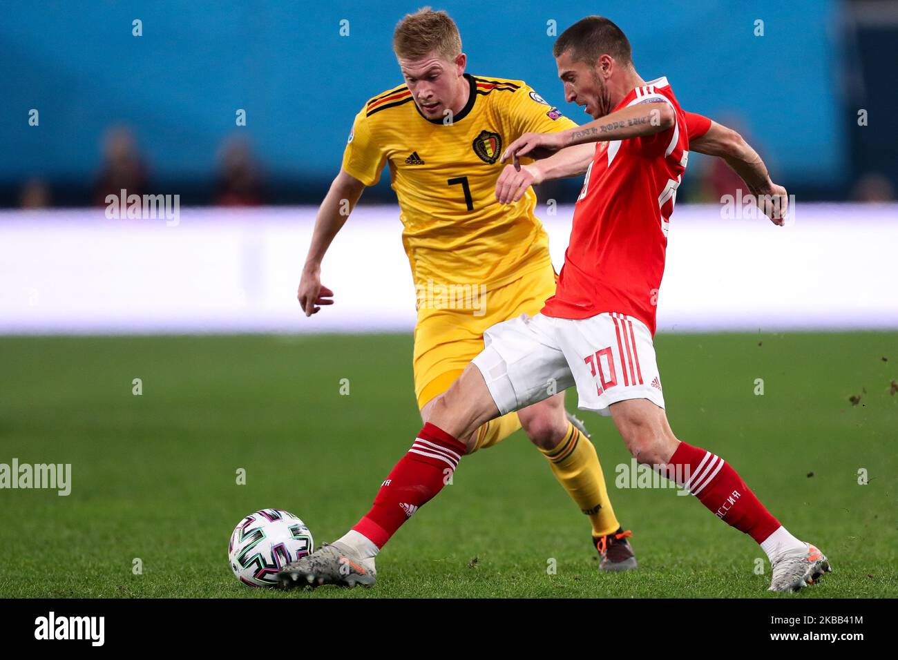 Aleksei Ionov (R) of Russia and Kevin De Bruyne of Belgium vie for the ball during the UEFA Euro 2020 Qualifier between Russia and Belgium on November 16, 2019 in Saint Petersburg, Russia. (Photo by Igor Russak/NurPhoto) Stock Photo