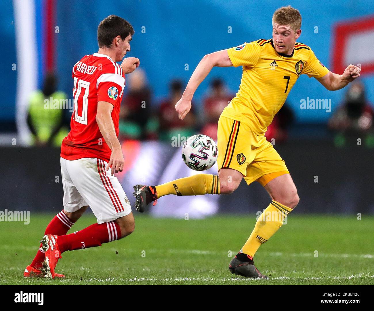 Kevin De Bruyne (R) of Belgium vie for the ball during the UEFA Euro 2020 Qualifier between Russia and Belgium on November 16, 2019 in Saint Petersburg, Russia. (Photo by Igor Russak/NurPhoto) Stock Photo