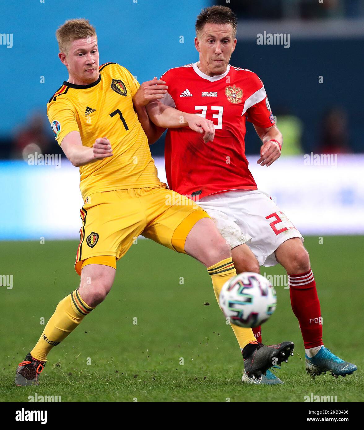 Sergei Petrov of Russia and Kevin De Bruyne (L) of Belgium vie for the ball during the UEFA Euro 2020 Qualifier between Russia and Belgium on November 16, 2019 in Saint Petersburg, Russia. (Photo by Igor Russak/NurPhoto) Stock Photo
