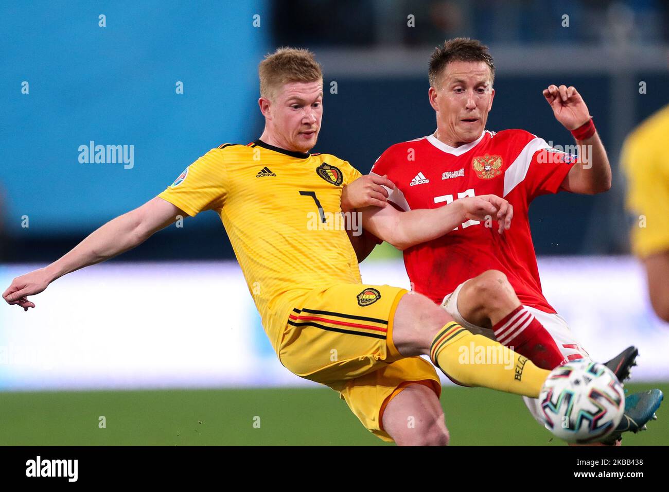 Sergei Petrov of Russia and Kevin De Bruyne (L) of Belgium vie for the ball during the UEFA Euro 2020 Qualifier between Russia and Belgium on November 16, 2019 in Saint Petersburg, Russia. (Photo by Igor Russak/NurPhoto) Stock Photo