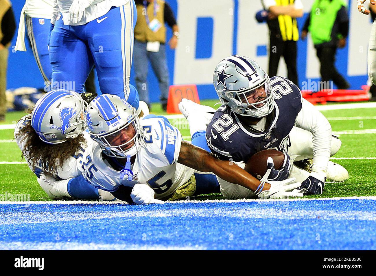 Dallas Cowboys running back Ezekiel Elliott (21) in action during an NFL  football game against the Washington Commanders, Sunday, Oct. 2, 2022, in  Arlington. (AP Photo/Tyler Kaufman Stock Photo - Alamy