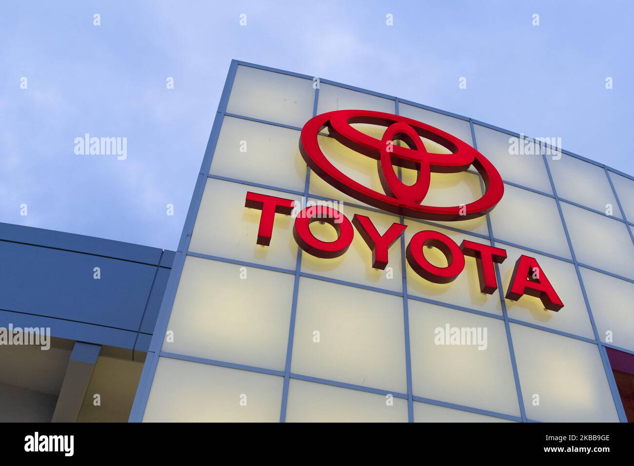 A Toyota logo is seen at a car dealership in San Jose, California, United States on Tuesday, November 19, 2019. Toyota has supported President Donald Trump's plan to bar California from setting its own vehicle emissions rules. California governor Gavin Newsom said on Monday it will halt all purchases of new vehicles for state government fleets from GM, Toyota and Fiat Chrysler. (Photo by Yichuan Cao/NurPhoto) Stock Photo