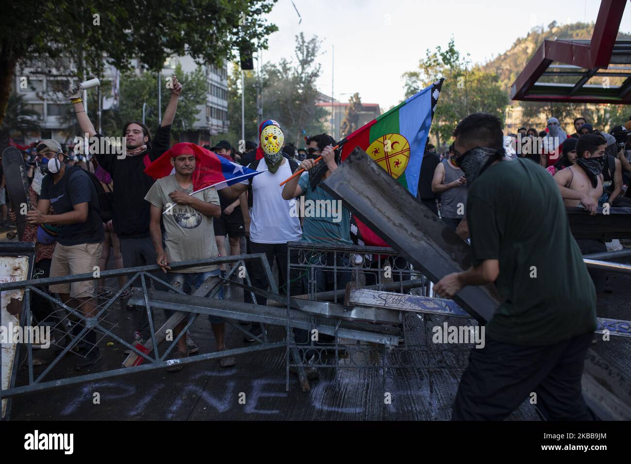 Demonstrators take part and build a barricade during a protest against Chile's government in Santiago, Chile October 31, 2019. (Photo by Jeremias Gonzalez/NurPhoto) Stock Photo