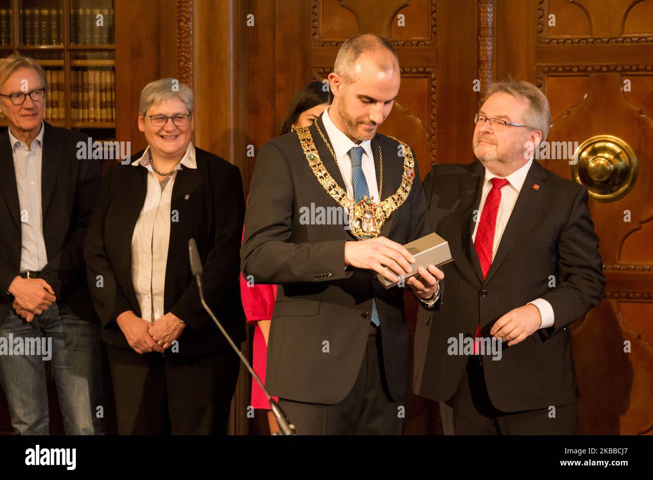On the morning of 22 November 2019, the new Lord Mayor of Hanover, Belit Onay (Alliance 90/The Greens), was introduced in the Town Hall. In a ceremonial event the mayor, Thomas Herrmann, presented the golden chain of office to the new mayor. Belit Onay prevailed against the non-party candidate of the Christian Democratic Union, Eckhard Scholz, in the run-off election on 10 November 2019 with 52.90 percent. It is the fourth Green mayor in Germany and the first in Hanover. (Photo by Peter Niedung/NurPhoto) Stock Photo