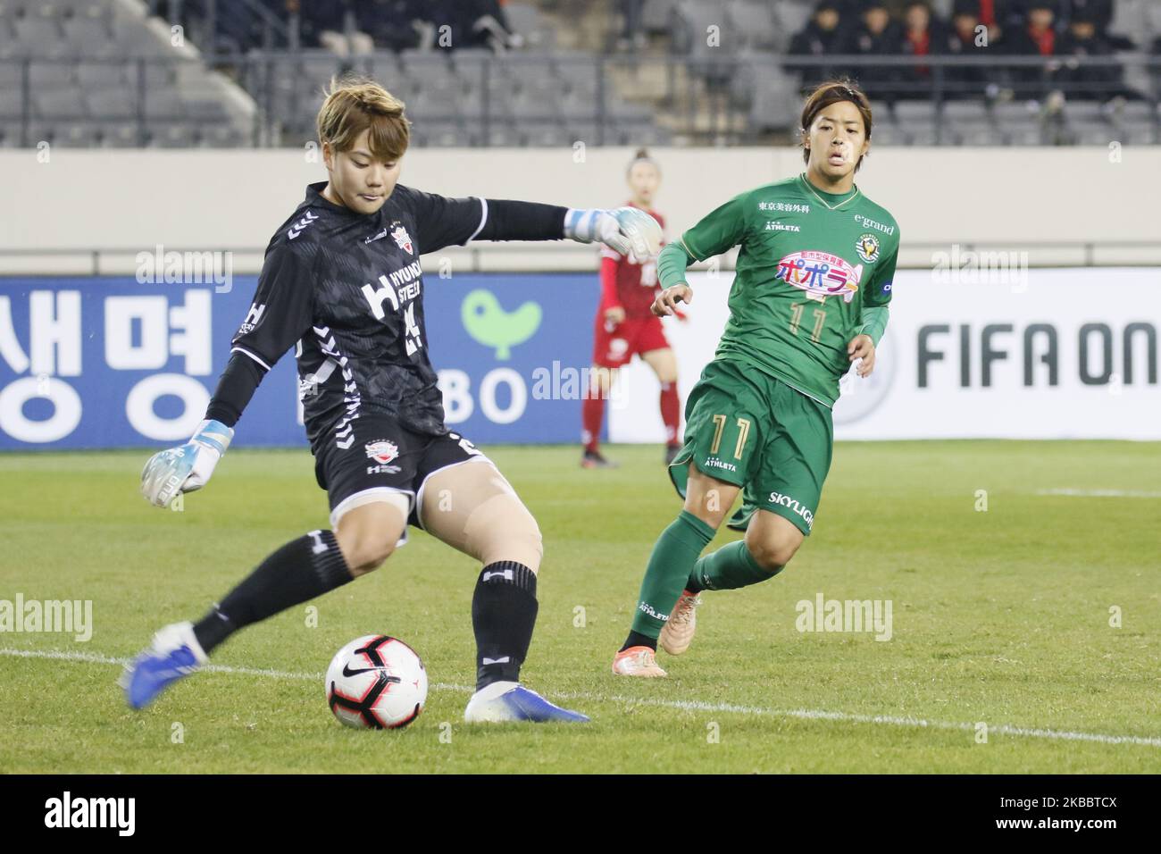 Min-jeong Kim, goalkeeper of Hyundai Steel Red Angels of South Korea and Rikako Kobayashi of Nippon TV Belaza of Japan in action during an Women's Club Championship 2019-FIFA/AFC Pilot Tournament between Incheon Hyundai Steel Red Angels v Nippon TV Beleza on 28 November 2019 at Yongin Citizens Park in Yongin, South Korea. (Photo by Seung-il Ryu/NurPhoto) Stock Photo