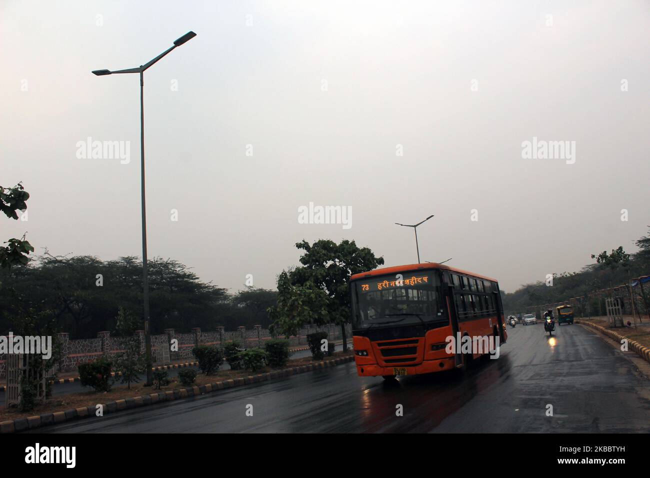 Traffic moves during sudden rain that brought down the temperature of the city, near Buddha Jayanti Park, on November 27, 2019 in New Delhi, India. The sudden rain across Delhi NCR also resulted in improvement of Air Quality Index which was very poor consistently from last few weeks. (Photo by Mayank Makhija/NurPhoto) Stock Photo