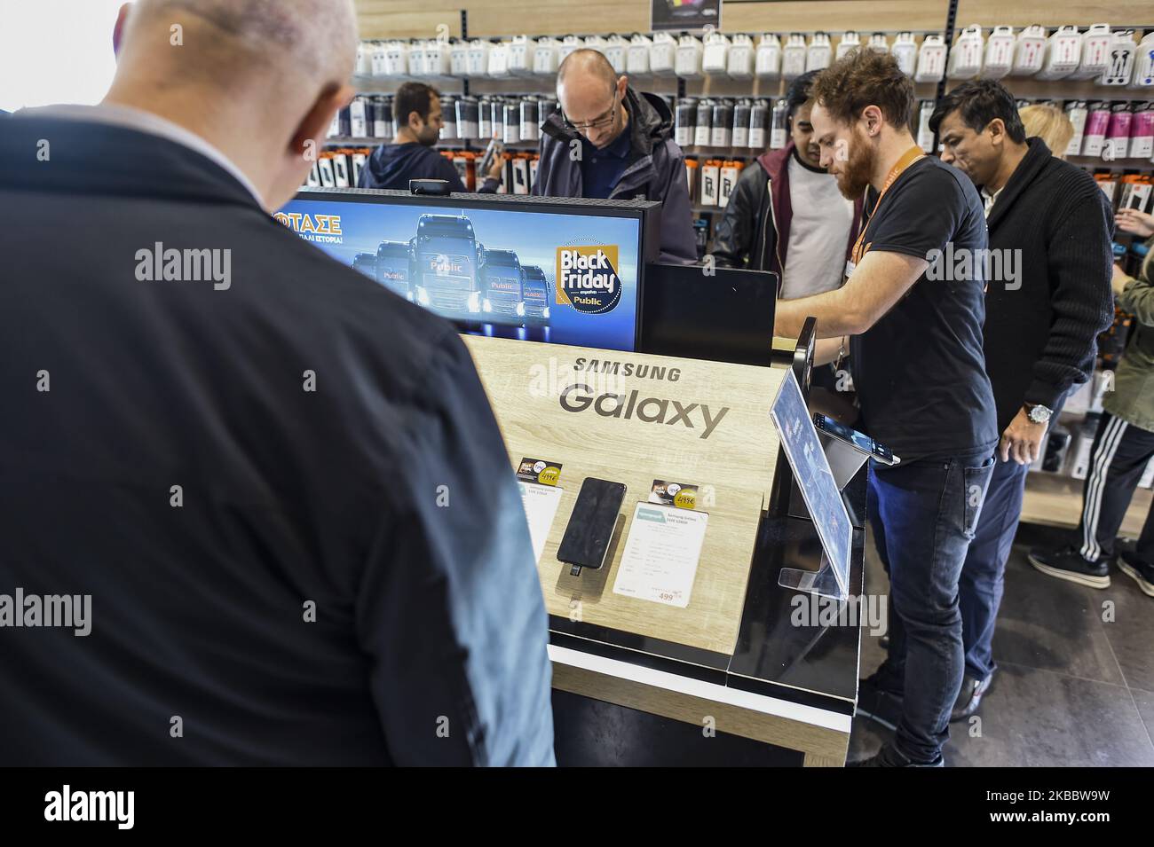 Customer purchasing a mobile phone at the retailer's Black Friday store event, on Thursday November 29 , in Athens, Greece (Photo by Dimitris Lampropoulos/NurPhoto) Stock Photo