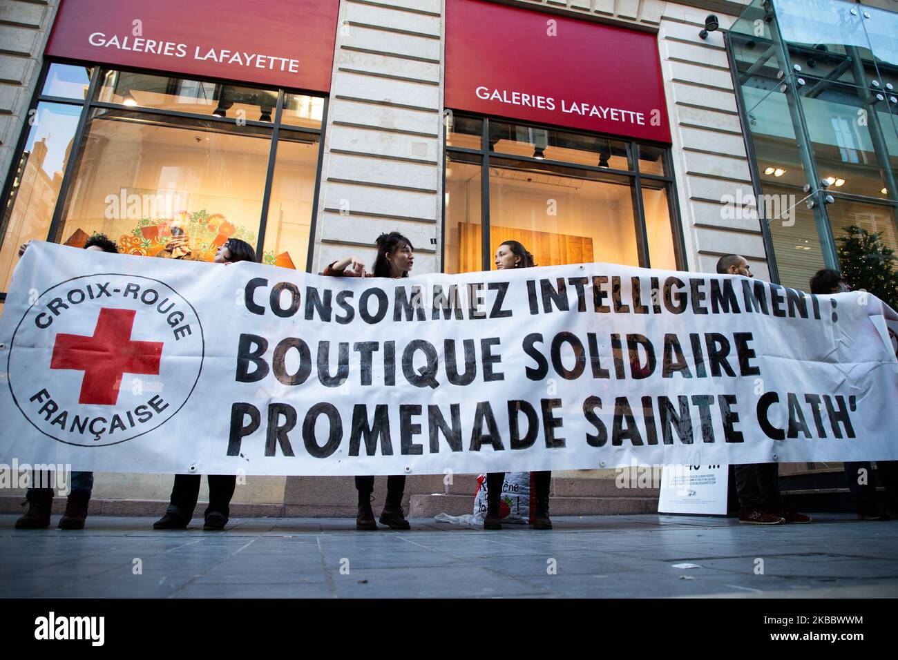 Activists sitting and blocking the store galeries lafayette in Bordeaux, France, on 29 November 2019. Block friday against black friday makes actions in Bordeaux in France, starting by a march with the march for the climate, some activist sit and block the stores galeries lafayette and the apple store tin the center of Bordeaux, by the associations of youth for the climate, extinction rebellion, and AnvCop21, some activist sit in the apple store before the police get them out. (Photo by Jerome Gilles/NurPhoto) Stock Photo