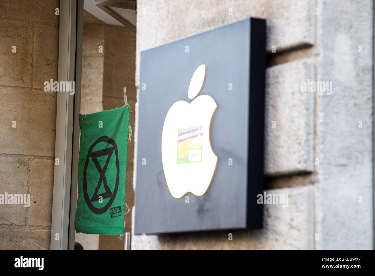 Extinction rebellion blocking the apple store in Bordeaux, France, on 29 November 2019. Block friday against black friday makes actions in Bordeaux in France, starting by a march with the march for the climate, some activist sit and block the stores galeries lafayette and the apple store tin the center of Bordeaux, by the associations of youth for the climate, extinction rebellion, and AnvCop21, some activist sit in the apple store before the police get them out.,cops, police,aressted (Photo by Jerome Gilles/NurPhoto) Stock Photo