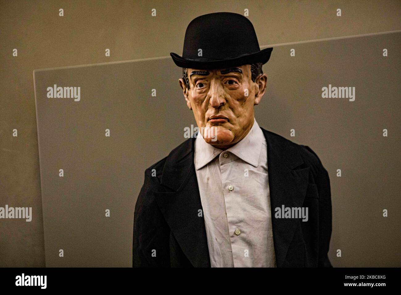 A statue of the Italian actor Toto, pseudonym of Antonio de Curtis, is exhibited outside the Rinascente in Piazza del Duomo in Milan., Italy, on December 06 2019. (Photo by Mairo Cinquetti/NurPhoto) Stock Photo