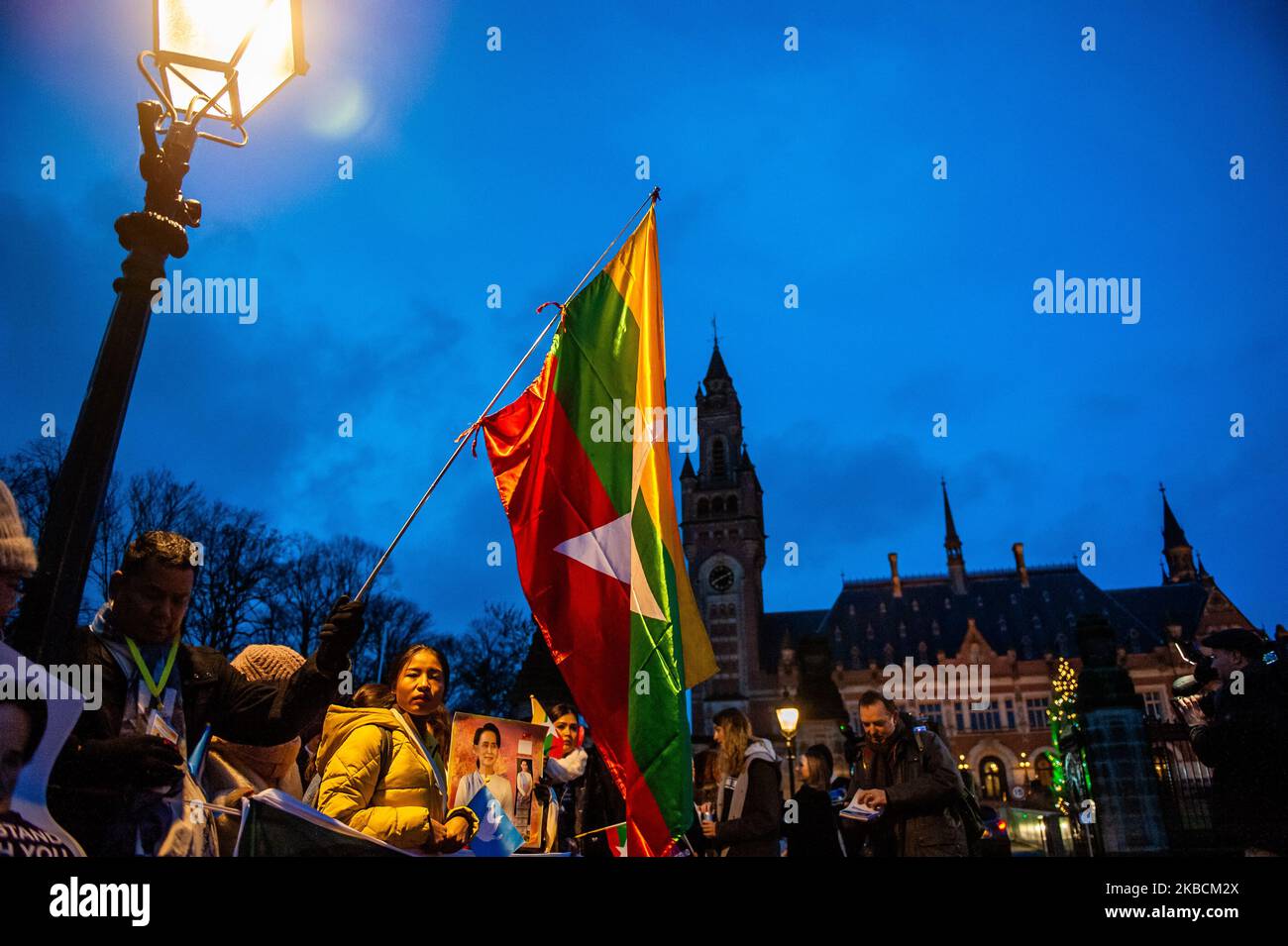 People are gathered early in the morning in front of the ICJ to show their support to Aung San Suu Kyi, in The Hague, on December 11th, 2019. (Photo by Romy Arroyo Fernandez/NurPhoto) Stock Photo