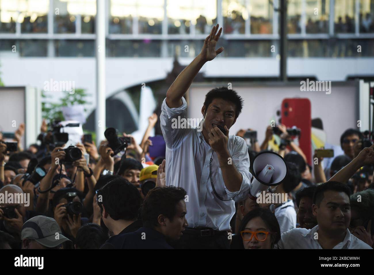 Thanathorn juangroongruangkit leader of future forward party hi-res ...