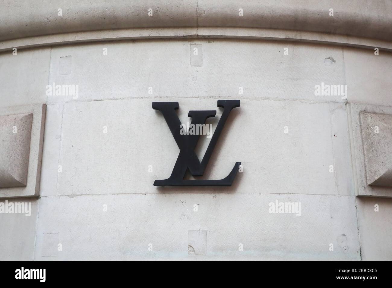 London, UK. 14th Jan, 2023. Banners with artwork by Yayoi Kusama decorate Bond  Street as fashion giant Louis Vuitton launches its collaboration with the  renowned Japanese artist. (Photo by Vuk Valcic/SOPA Images/Sipa