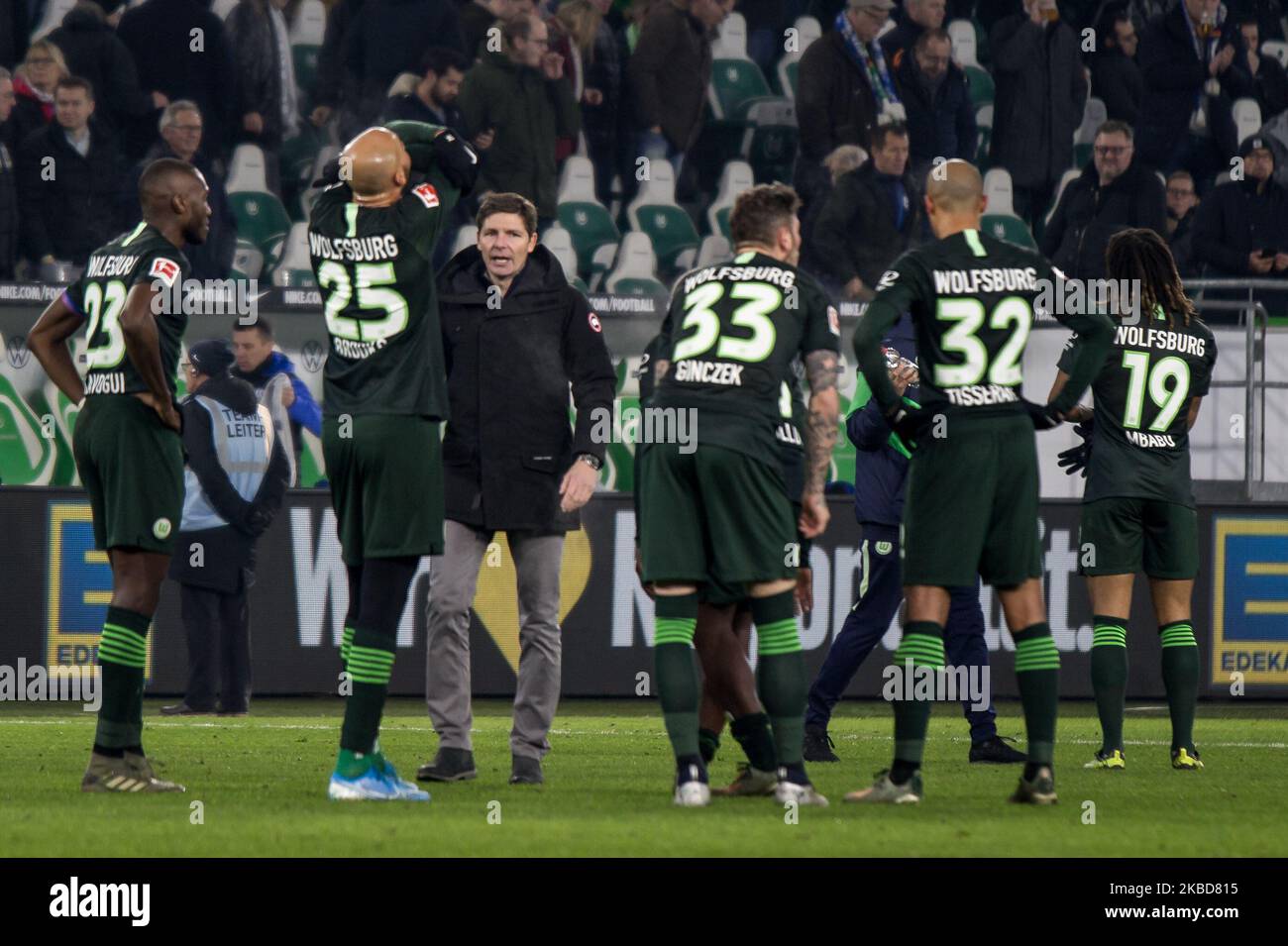 Oliver Glasner and his player of Wolfsburg after the 1. Bundesliga match between VfL Wolfsburg and FC Schalke 04 at the Volkswagen Arena on December 18, 2019 in Wolfsburg, Germany. (Photo by Peter Niedung/NurPhoto) Stock Photo