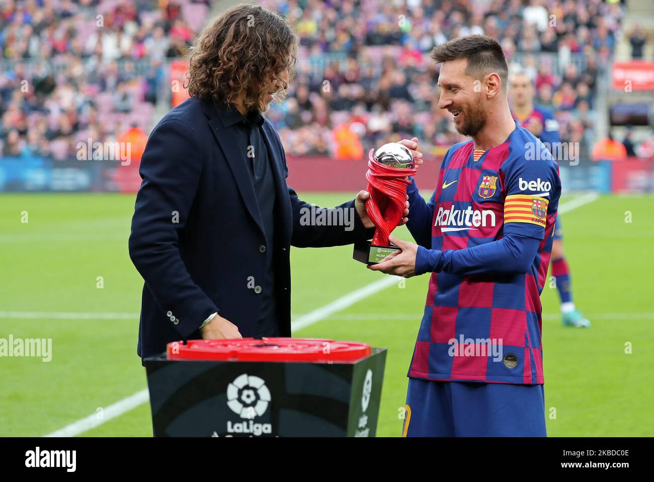 98/5000 Carles Puyol gives Leo Messi the best player trophy of the month of November of the Liga Santander during the match between FC Barcelona and Deportivo Alaves, corresponding to the week 18 of the Liga Santander, played at the Camp Nou Stadium, on 21th December 2019, in Barcelona, Spain. -- (Photo by Urbanandsport/NurPhoto) Stock Photo