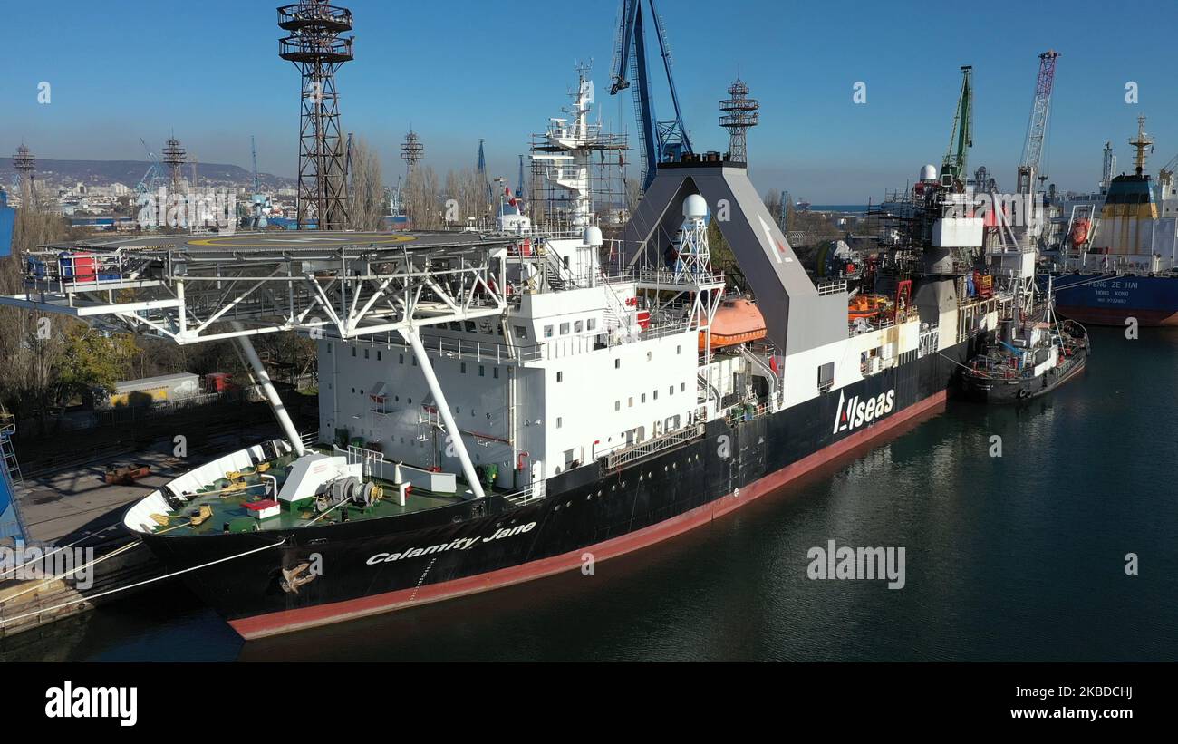 Positioned support vessel hi-res stock photography and images - Alamy