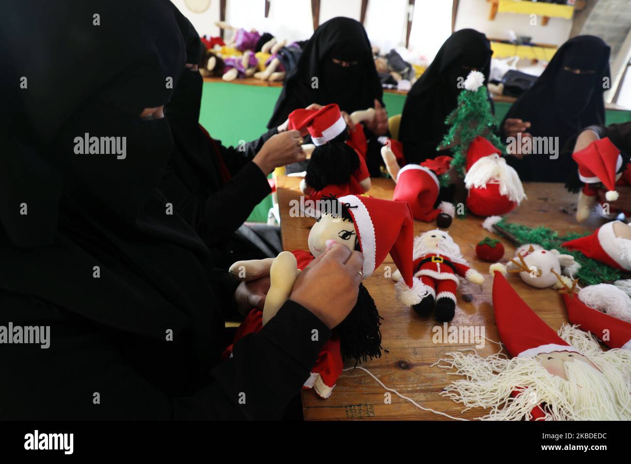 Palestinian artisans make Christmas toys at Zeina Association and Cooperative for Handicraft in Beit Hanun in the northern Gaza Strip on December 24, 2019. (Photo by Majdi Fathi/NurPhoto) Stock Photo