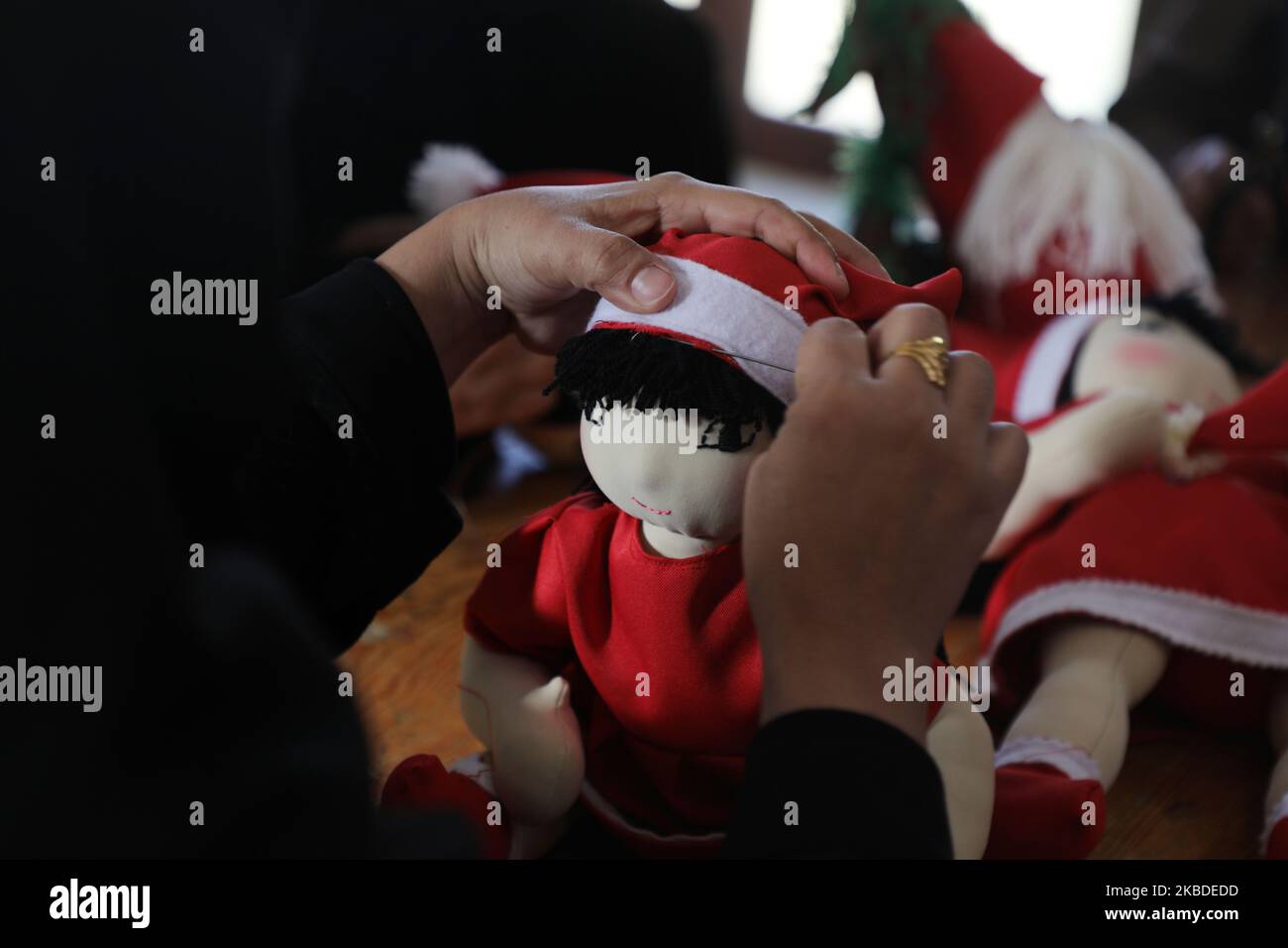 Palestinian artisans make Christmas toys at Zeina Association and Cooperative for Handicraft in Beit Hanun in the northern Gaza Strip on December 24, 2019. (Photo by Majdi Fathi/NurPhoto) Stock Photo