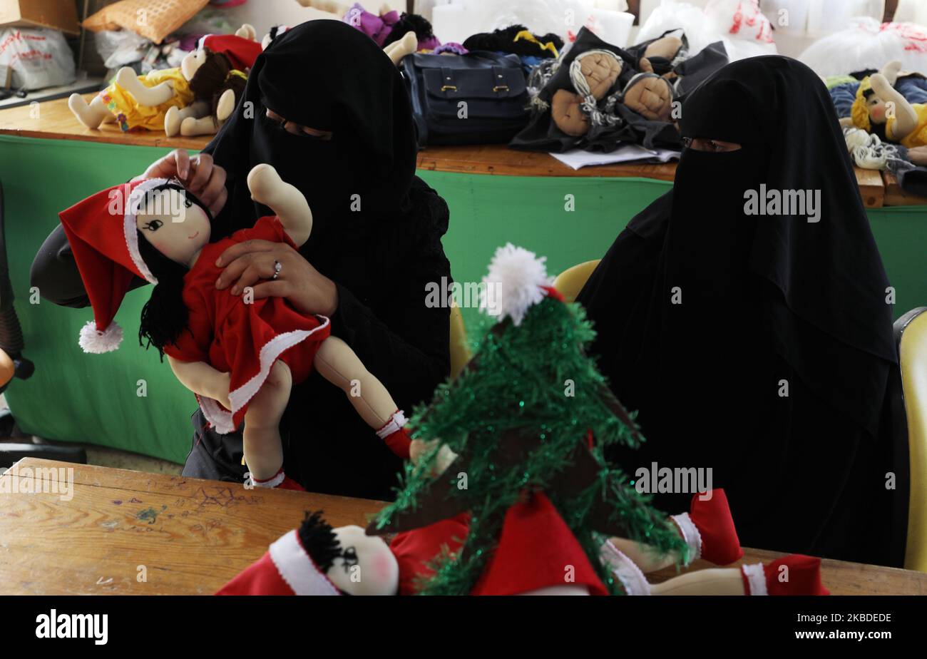 Palestinian artisans make Christmas toys at Zeina Association and Cooperative for Handicraft in Beit Hanun in the northern Gaza Strip on December 24, 2019. (Photo by Majdi Fathi/NurPhoto) Stock Photo