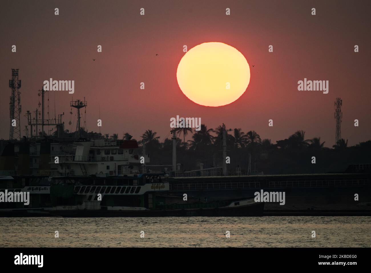A view of sunset in Yangon, Myanmar on December 24, 2019. (Photo by Shwe Paw Mya Tin/NurPhoto) Stock Photo
