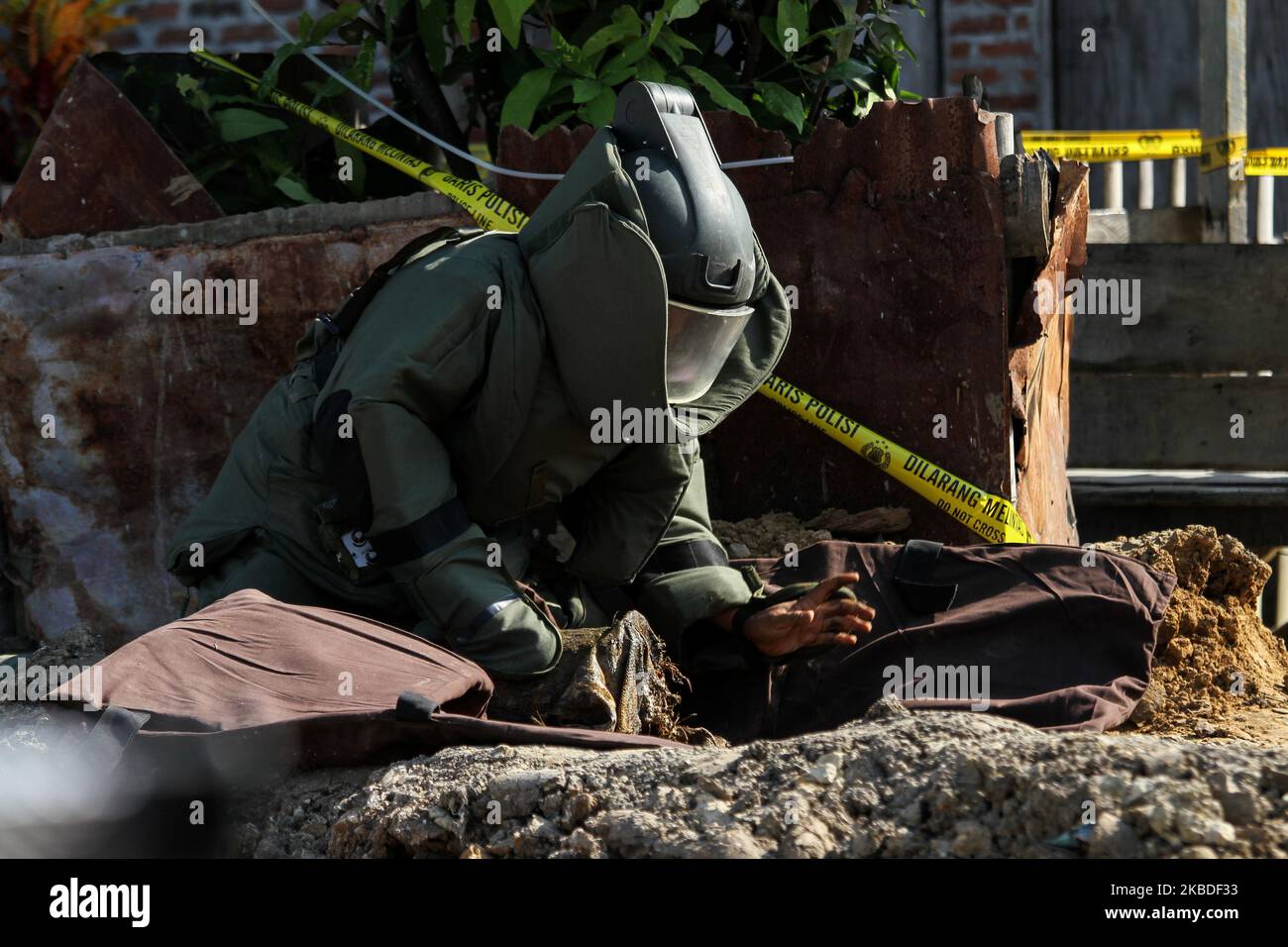 Members of the Indonesian bomb squad evacuated an object suspected of being a bomb at a residential area in Lhokseumawe, on December 25, 2019, Aceh, Indonesia. The object, which has a length of around 50 cm, was discovered accidentally by residents who were digging in the yard, allegedly as a remnant of a bomb from a conflict that had occurred in Aceh. (Photo by Fachrul Reza/NurPhoto) Stock Photo