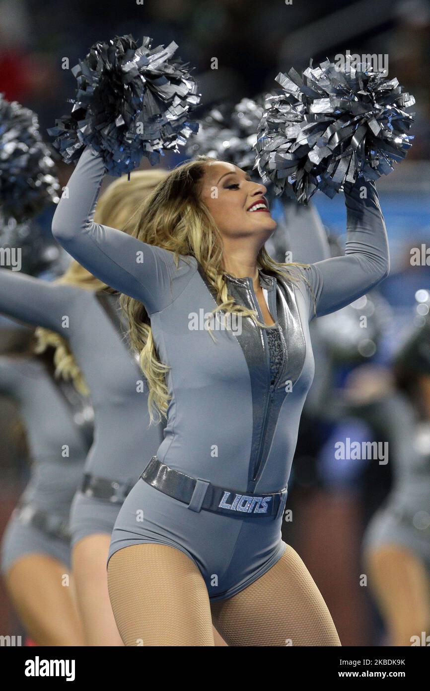 Lions vs. Packers: Cheerleader photos