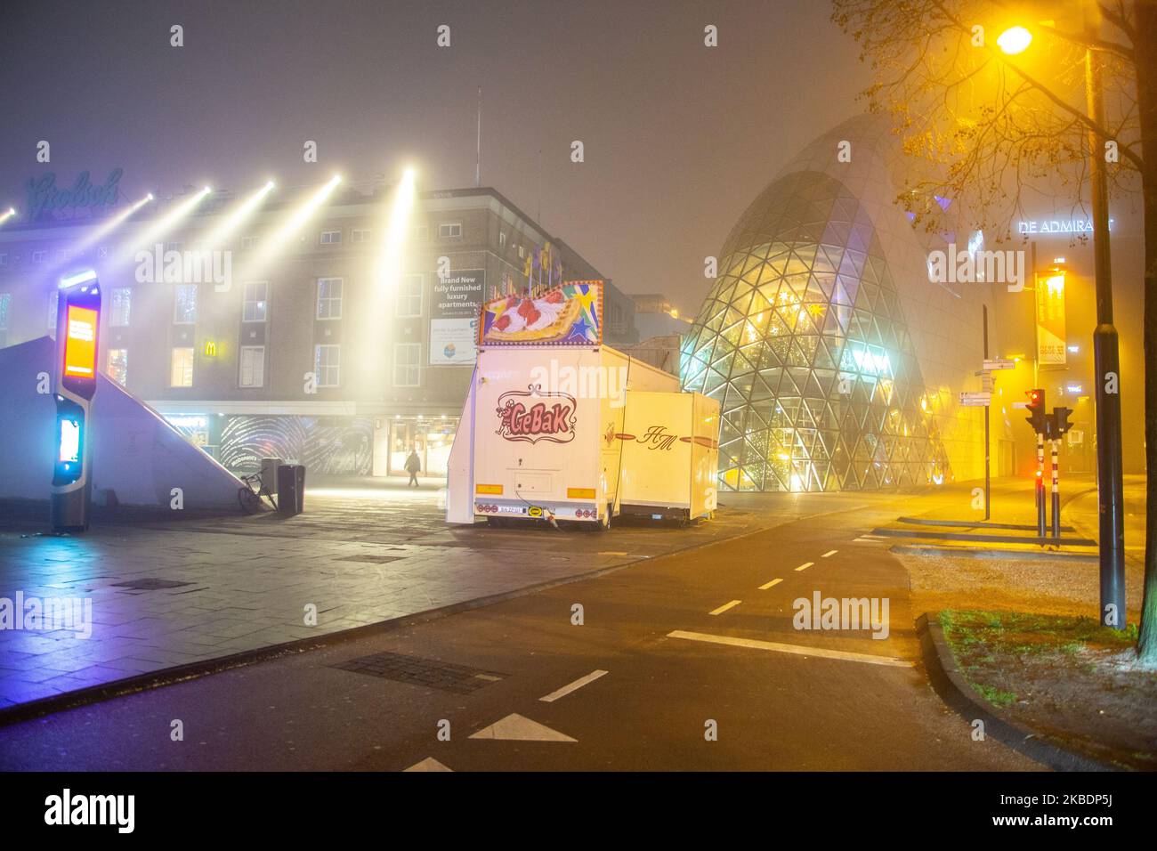 Fog in the city center of the Dutch town of Eindhoven. Low temperature, cold winter weather, low visibility, dense mist and reduced traffic during the first night of the year 2020. Eindhoven, The Netherlands - January 1, 2020 (Photo by Nicolas Economou/NurPhoto) Stock Photo