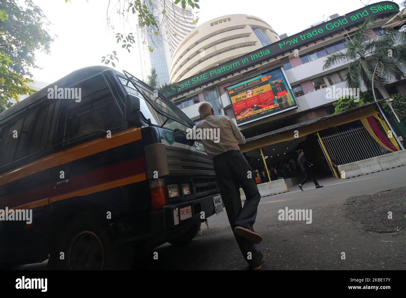 A man looks at a display of stock prices outside the Bombay Stock Exchange (BSE) building in Mumbai, India on 06 January 2020. (Photo by Himanshu Bhatt/NurPhoto) Stock Photo