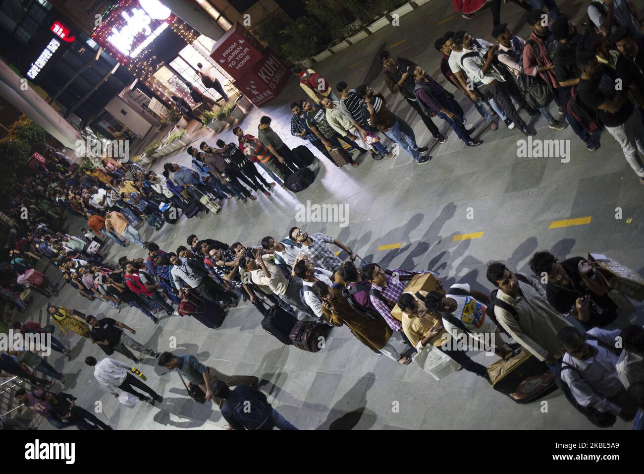 People que in the line after working hours to enter the Huda City Centre metro station in Gurugram, India on October 25, 2019. (Photo by Krystof Kriz/NurPhoto) Stock Photo