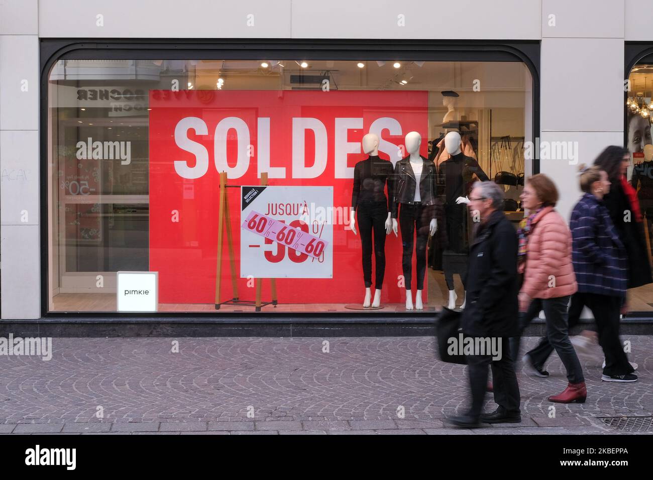 People walk past a clothing store announcing sales on January 7, 2020 in Lille, France. Following a decree issued by the Ministry of Economy and Finance in May 2019, which hopes to reinvigorate the balances by shortening them, in fact, until then, the two annual sales periods lasted six weeks, but their duration is now limited to four weeks. (Photo by Thierry Thorel/NurPhoto) Stock Photo