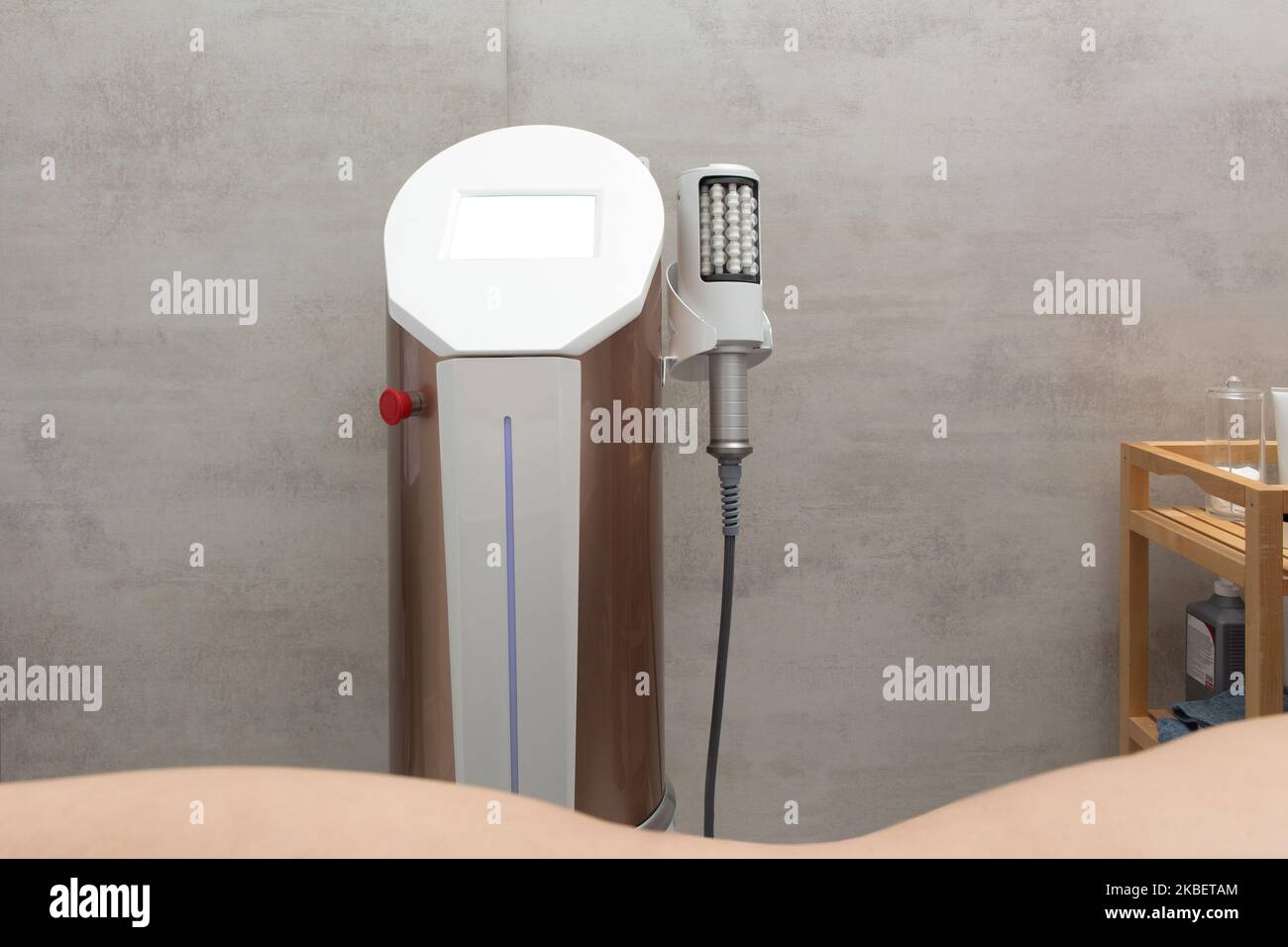 Anticellulite massage machine with compression and vibration