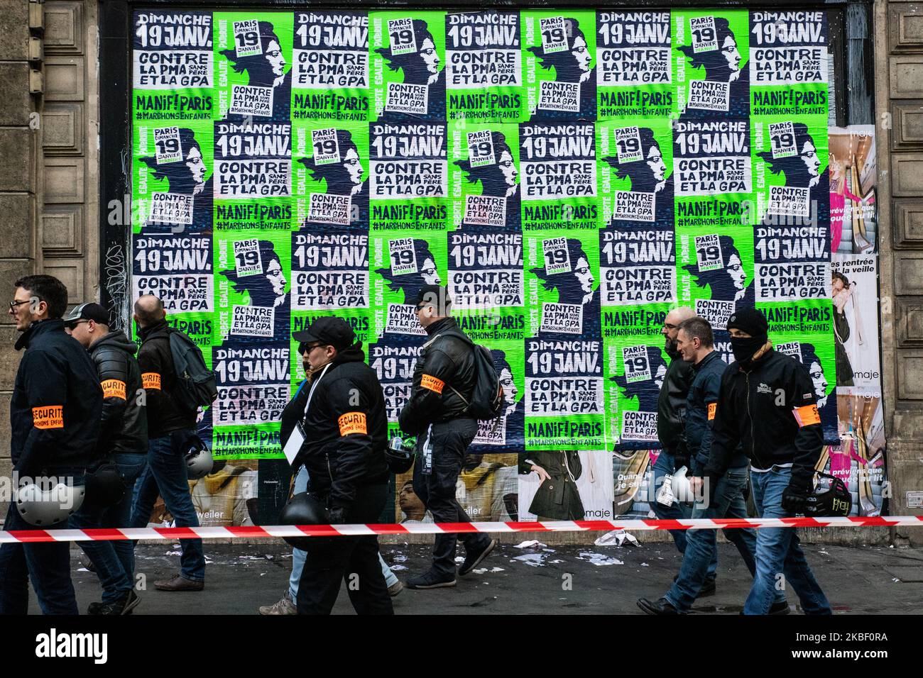Paris posters on walls hi-res stock photography and images - Alamy