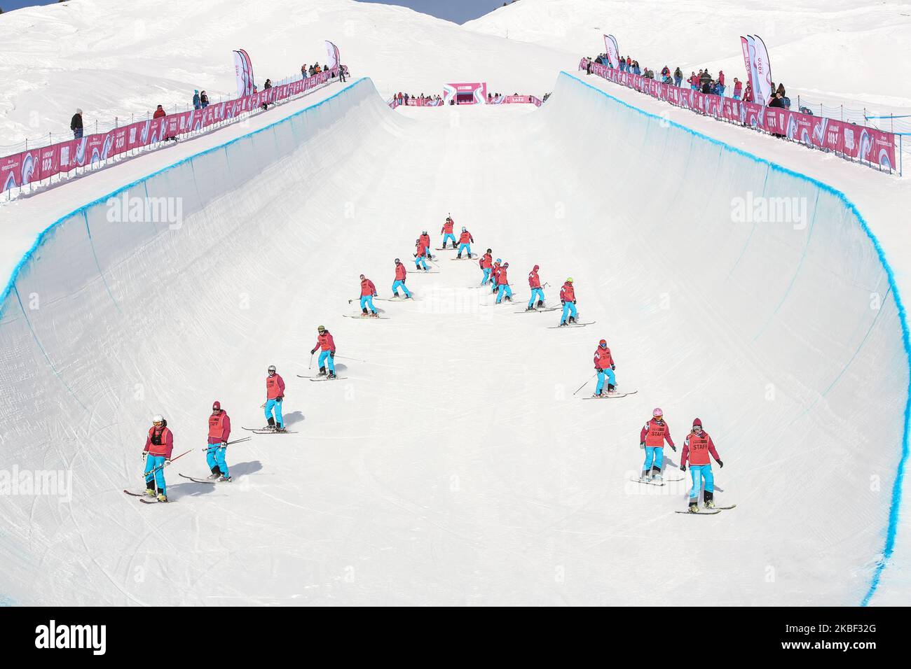 Technical staff clears the runway during Men's Halfpipe competition on 12. day of Winter Youth Olympic Games Lausanne 2020 in Leysin Park & Pipe, Switzerland on January 21, 2020. (Photo by Dominika Zarzycka/NurPhoto) Stock Photo
