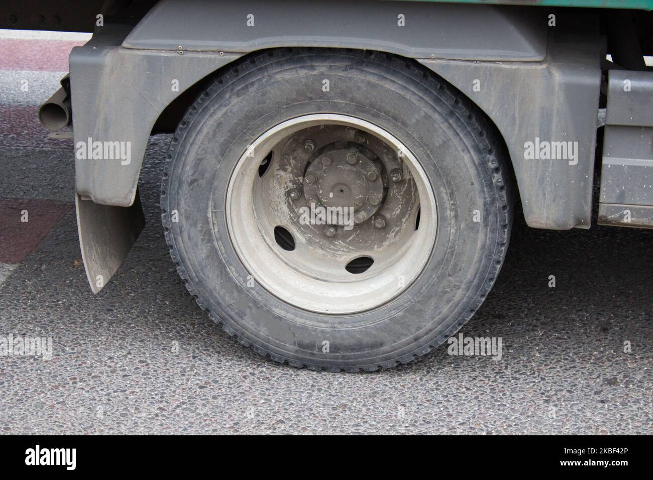 Truck trailer wheels hires stock photography and images Alamy