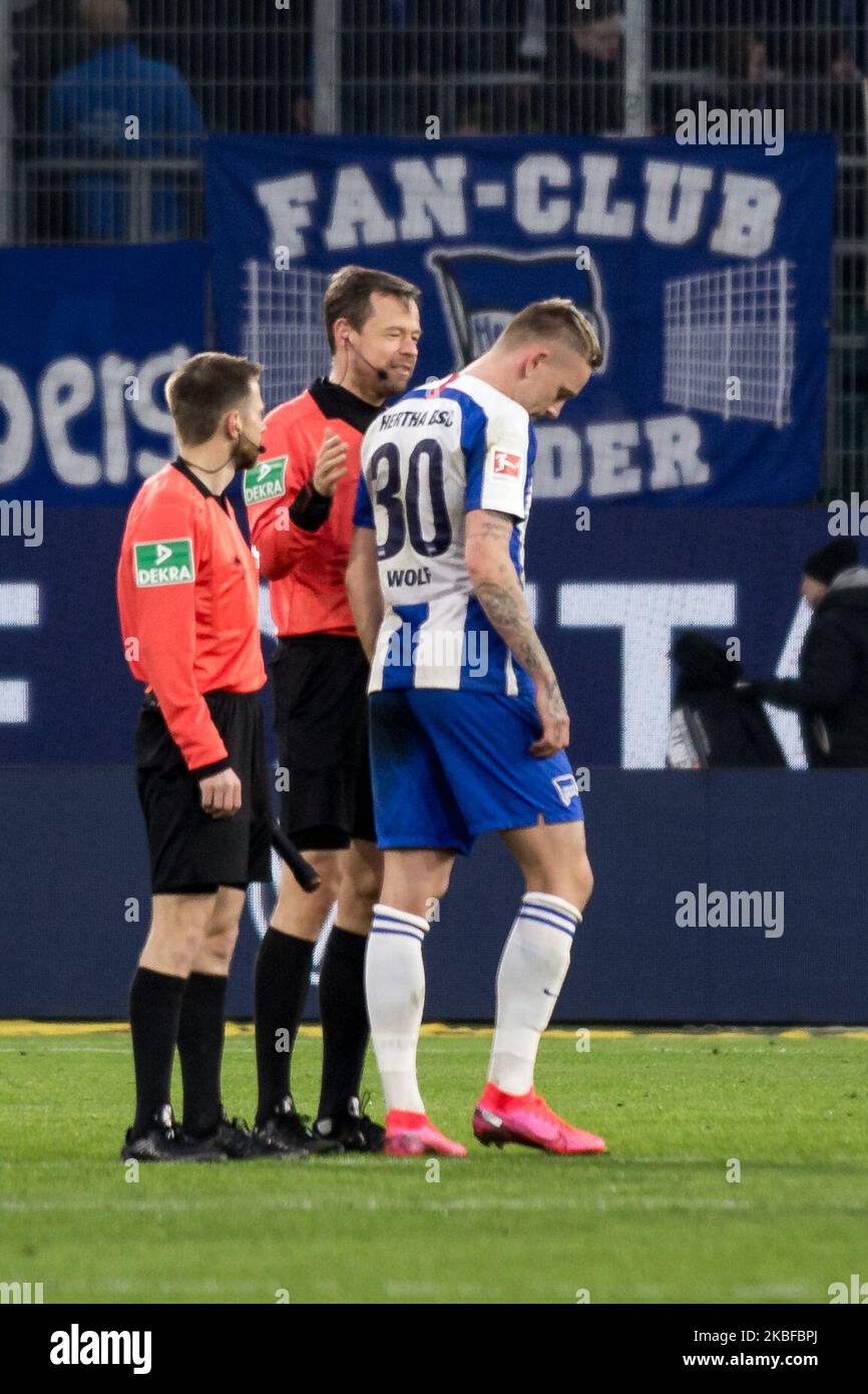 Marius Wolf of Hertha BSC and Referee Markus Schmidt during the 1. Bundesliga match between VfL Wolfsburg and Hertha BSC at the Volkswagen Arena on January 25, 2020 in Wolfsburg, Germany. (Photo by Peter Niedung/NurPhoto) Stock Photo