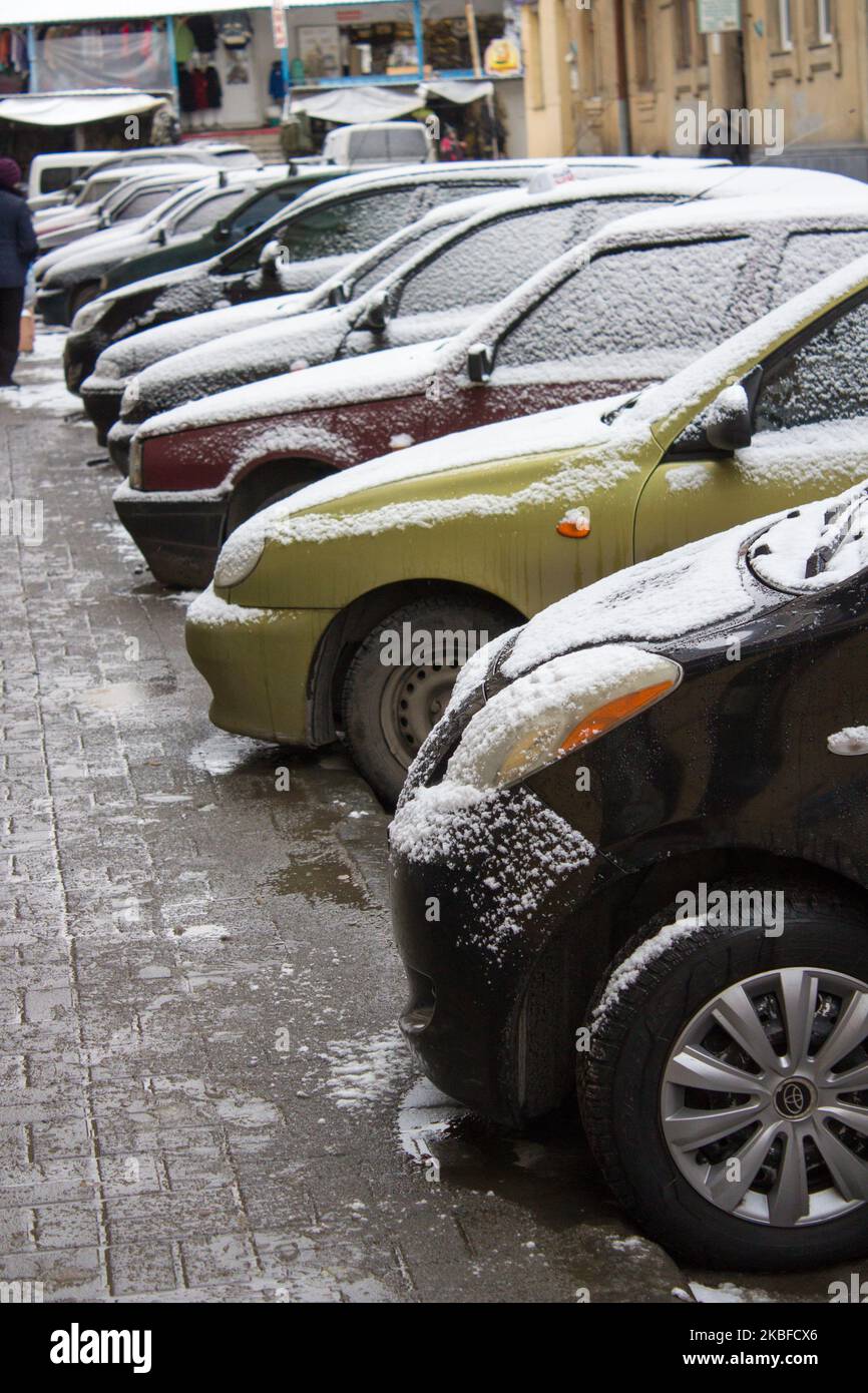 Parking lot with cars covered in fresh snow Stock Photo - Alamy