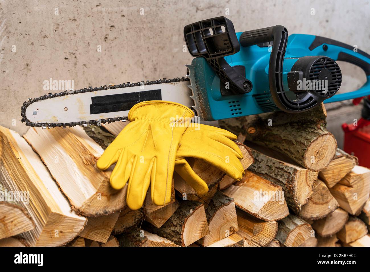 electric chain saw and protective leather work gloves Stock Photo Alamy