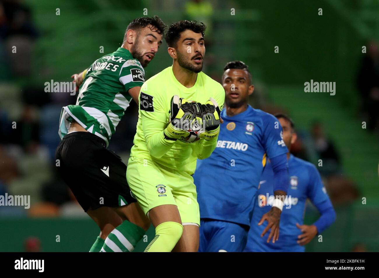 Amir Abedzadeh of CS Maritimo (C ) vies with Bruno Fernandes of Sporting CP (L) during the Portuguese League football match between Sporting CP and CS Maritimo at Jose Alvalade stadium in Lisbon, Portugal on January 27, 2020. (Photo by Pedro FiÃºza/NurPhoto) Stock Photo
