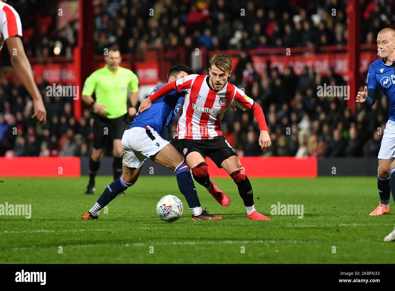 Mathias Jensen of Brentford vies Tiago Silva of Nottingham Forest during the Sky Bet Championship match between Brentford and Nottingham Forest at Griffin Park on January 28, 2020 in Brentford, England. (Photo by MI News/NurPhoto) Stock Photo