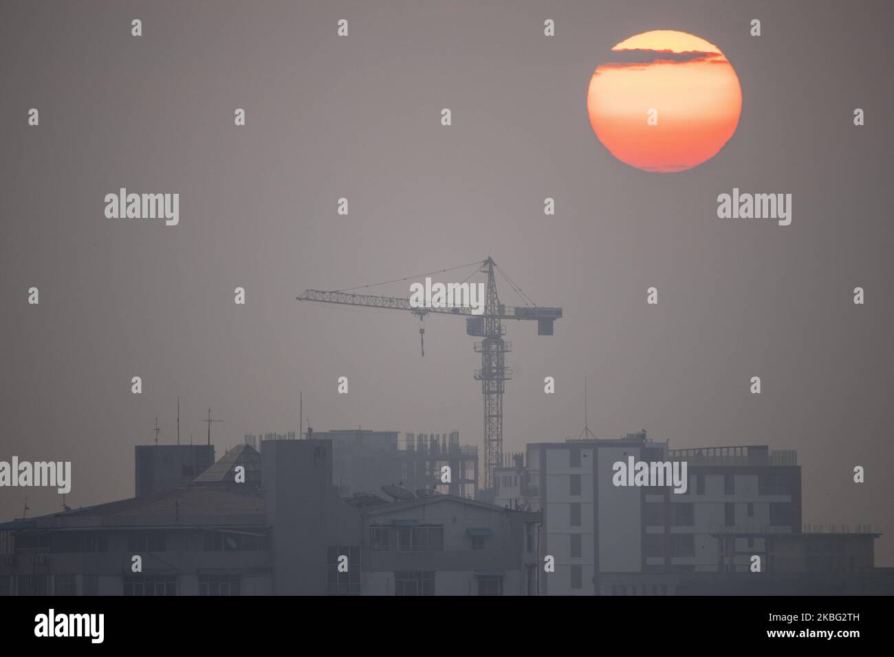 Morning sunrise is seen together with the construction in Yangon, Myanmar on February 02, 2020. (Photo by Shwe Paw Mya Tin/NurPhoto) Stock Photo