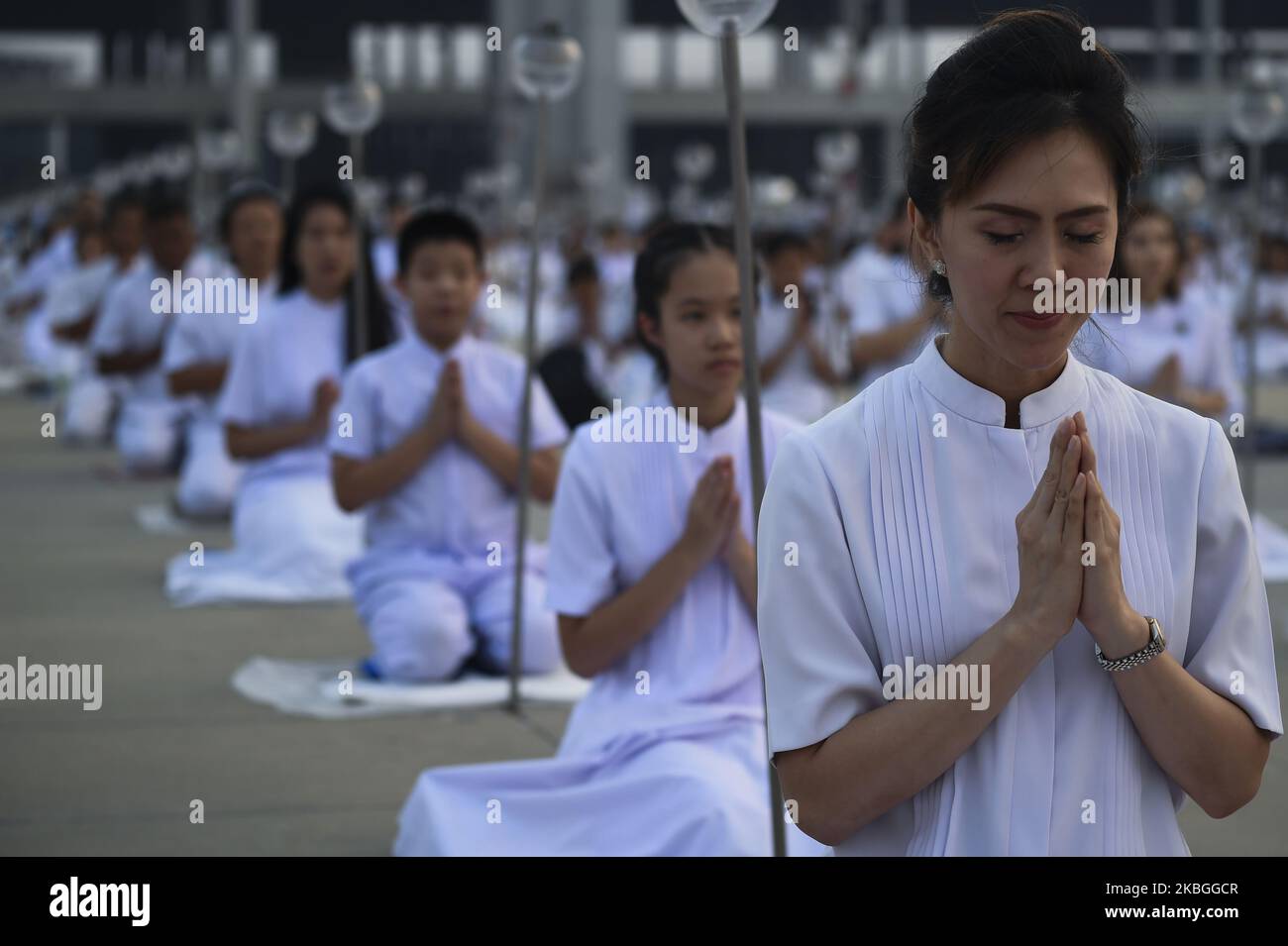 Buddhist devotees prayers on the occasion of the Makha Bucha day celebrations at Wat Dhammakaya temple in Bangkok, Thailand, 08 February, 2020. (Photo by Anusak Laowilas/NurPhoto) Stock Photo